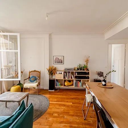 Bright Apt In Menilmontant Parigi