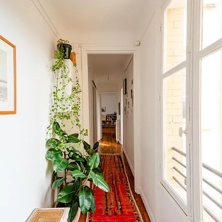 Bright Apt In Menilmontant Parigi